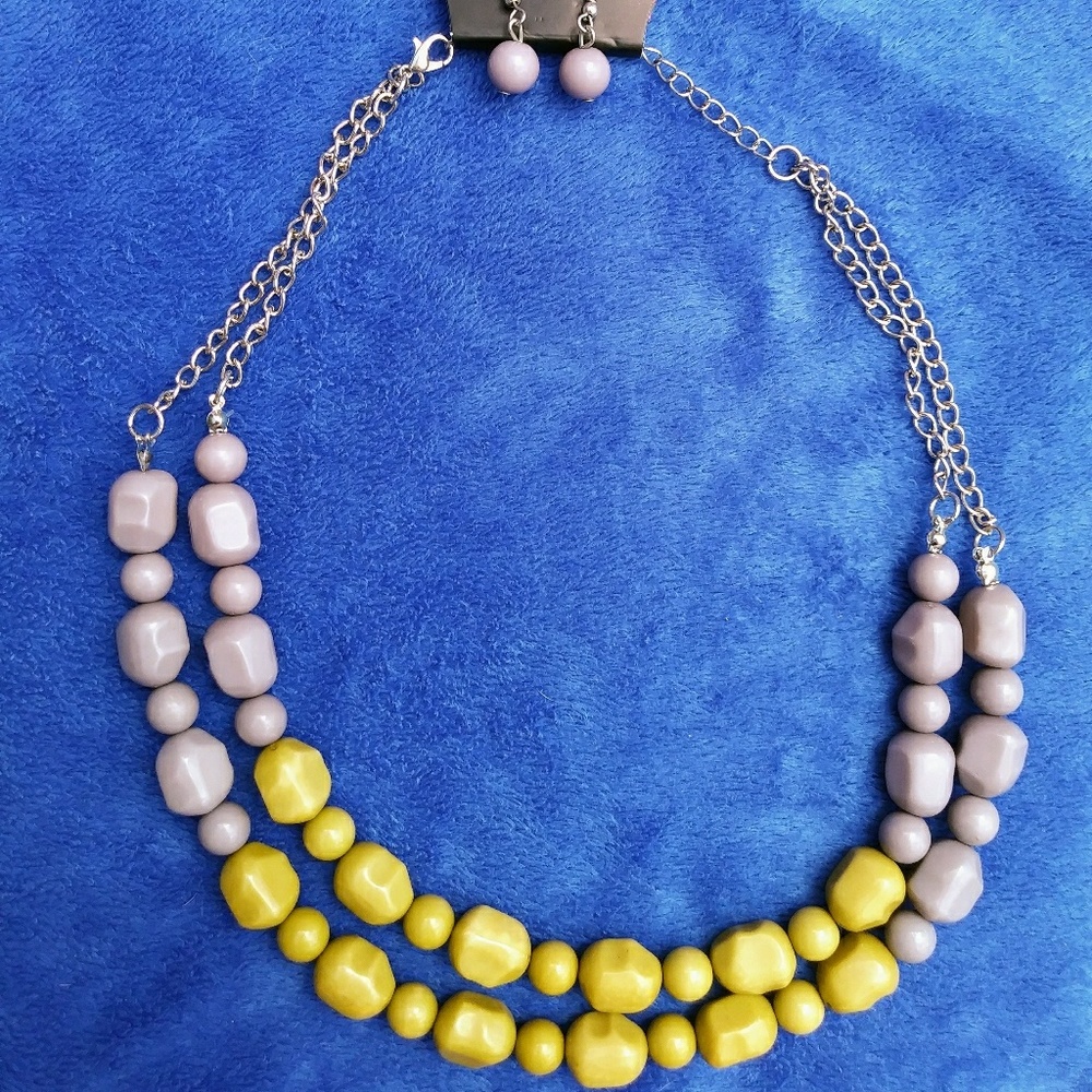 Beaded necklace with earrings